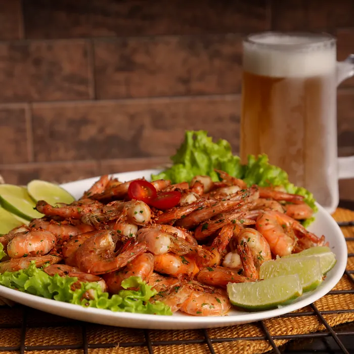 Camarões com limão e chopp ao fundo