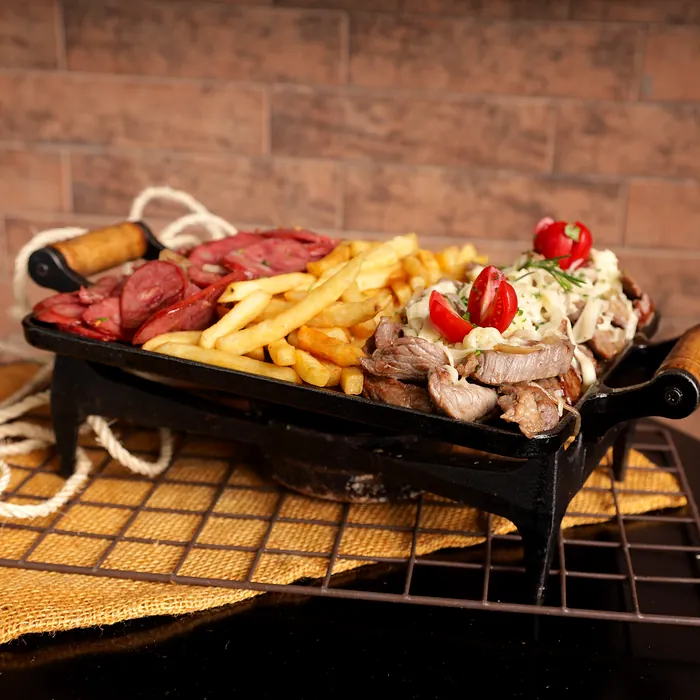 Chapa com carnes, fritas e acompanhamentos