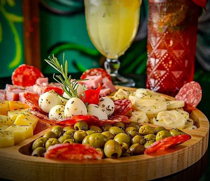 Tábua de frios com azeitonas e salame