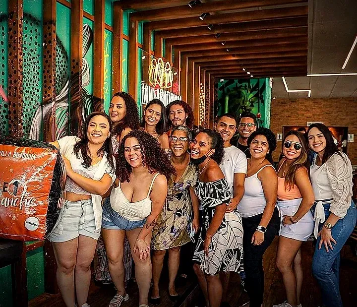 Grupo grande de amigas comemorando no VBQ