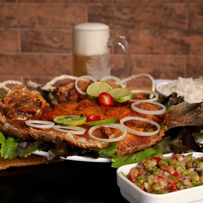 Peixe inteiro com vinagrete e chopp