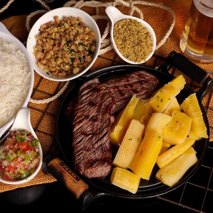 Picanha argentina na chapa com mandioca e farofa