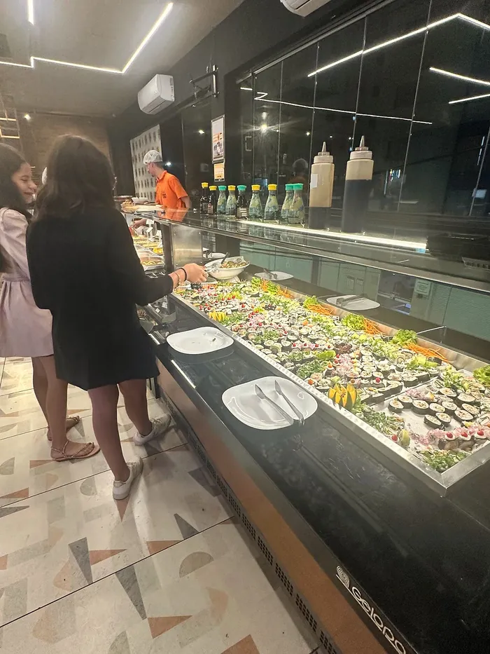 Buffet do rodízio com sushis